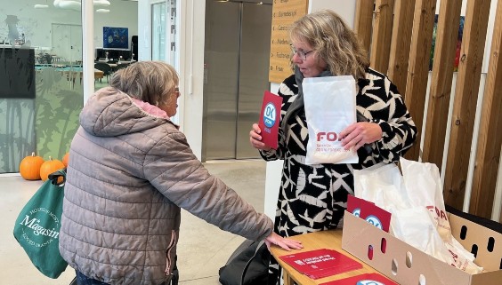 En beboer på plejehjemmet Lindehaven hilser på FOA SOSU, som er på arbejdspladsbesøg for at gøre opmærksom på OK25.